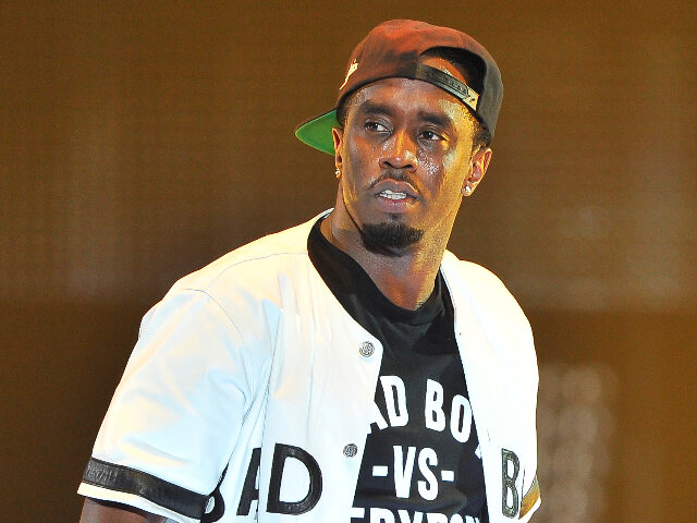 Diddy OAKLAND, CA - SEPTEMBER 30: (L-R) Sean "Puff Daddy" Combs and Lil' Kim perf