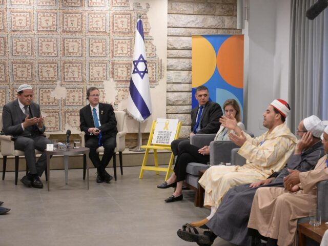 herzog-and-muslim-leaders-amos-ben-gershom-gpo-640x480-1 Herzog and Muslim leaders (Amos Ben-Gershom / GPO)