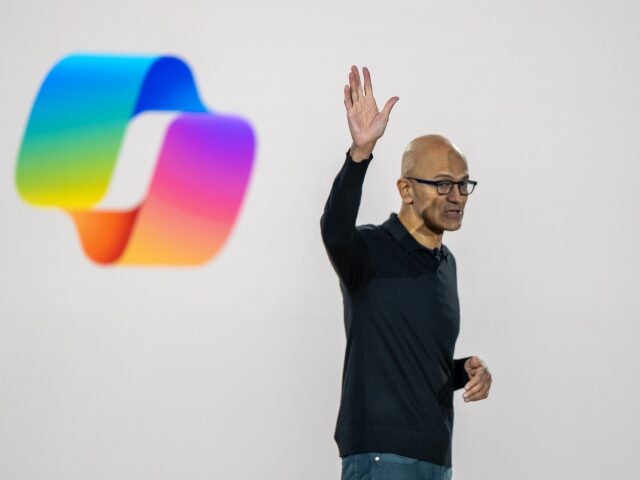 microsoft-boss-satya-nadella-waves-to-new-h-1b-visa-holders-640x480-1 Microsoft boss Satya Nadella waves to new H-1B visa holders